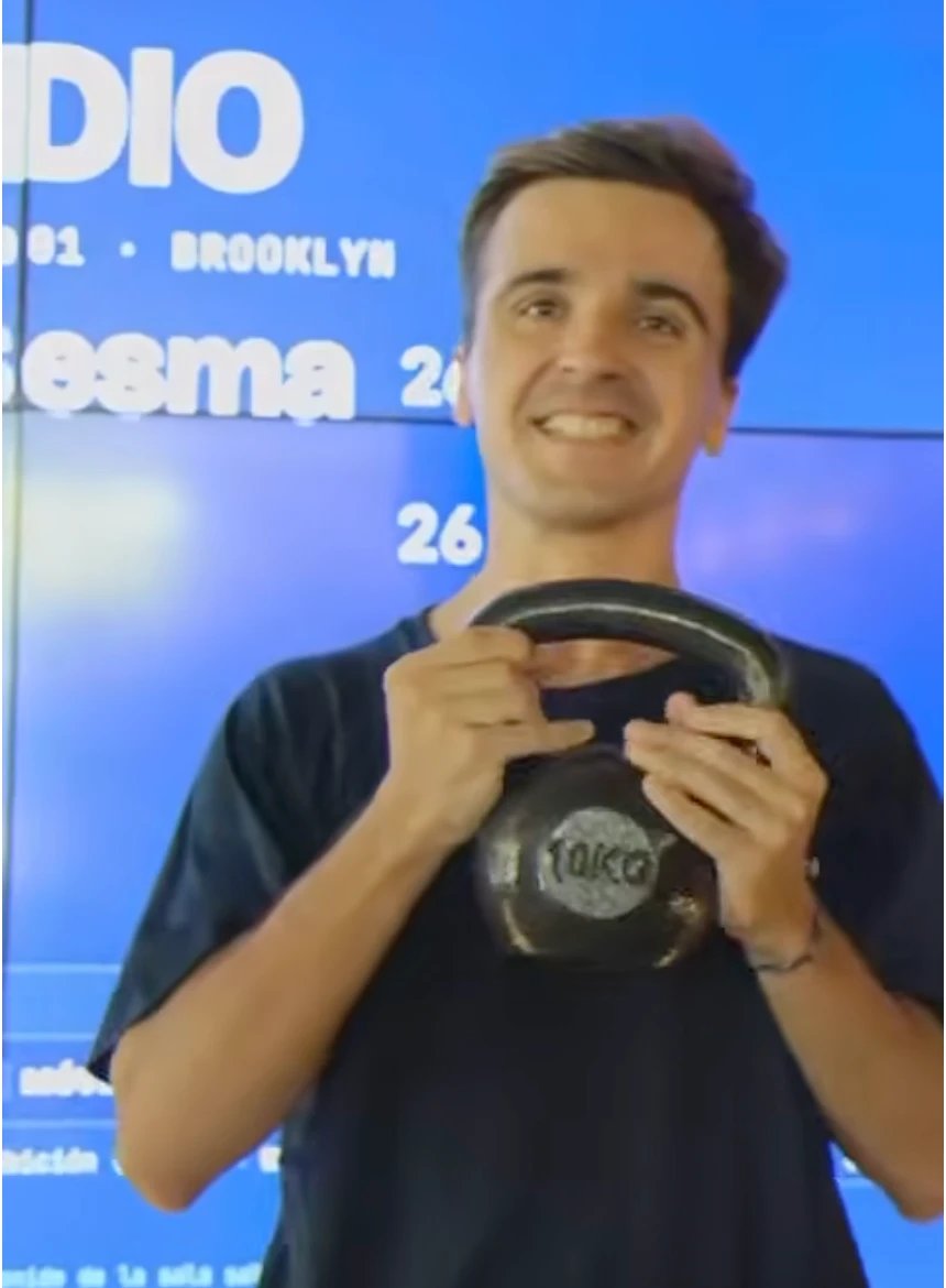 Xabier S., el mejor tiempo del evento LIVE 001, delante de la pantalla del podio